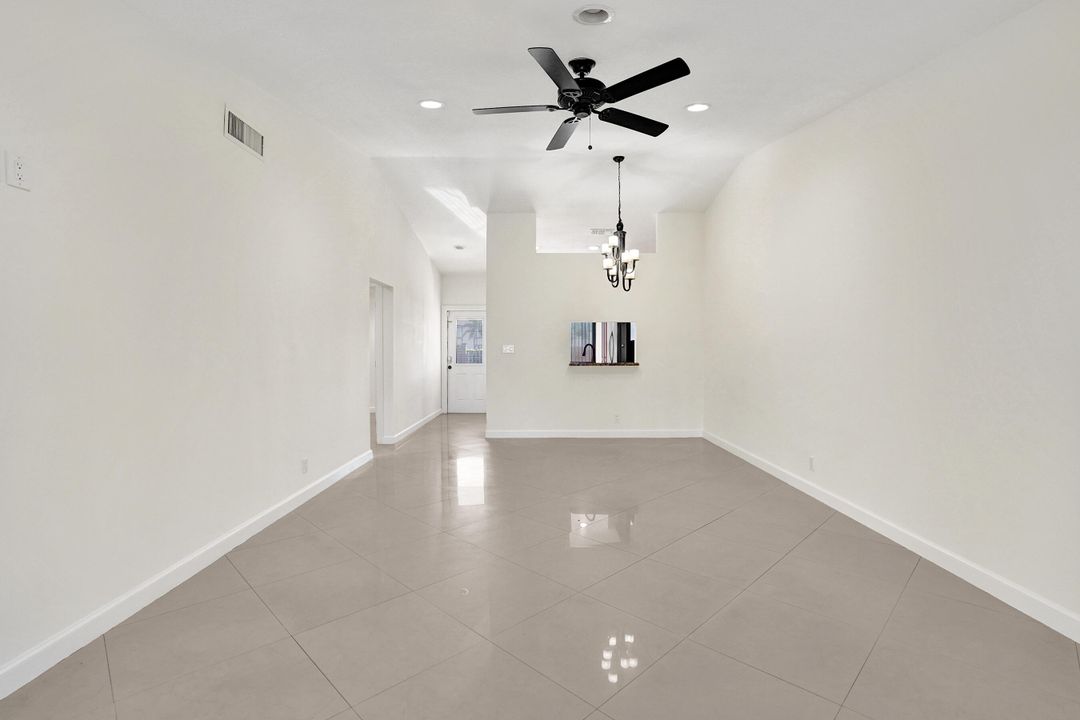 Active With Contract: $2,275 (2 beds, 2 baths, 1370 Square Feet)