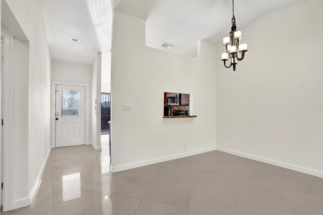 Active With Contract: $2,275 (2 beds, 2 baths, 1370 Square Feet)