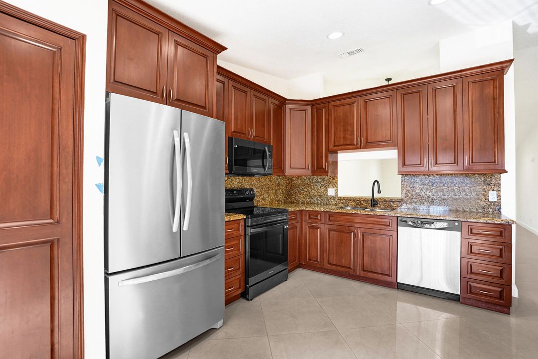 Active With Contract: $2,275 (2 beds, 2 baths, 1370 Square Feet)