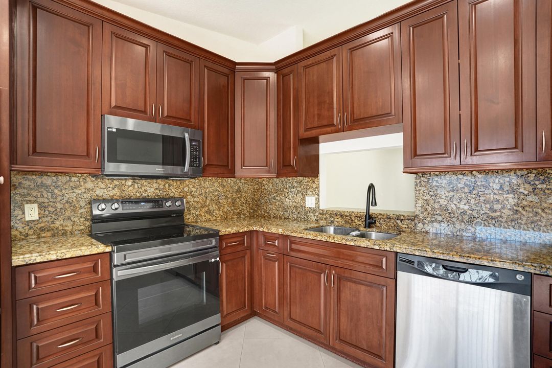 Active With Contract: $2,275 (2 beds, 2 baths, 1370 Square Feet)