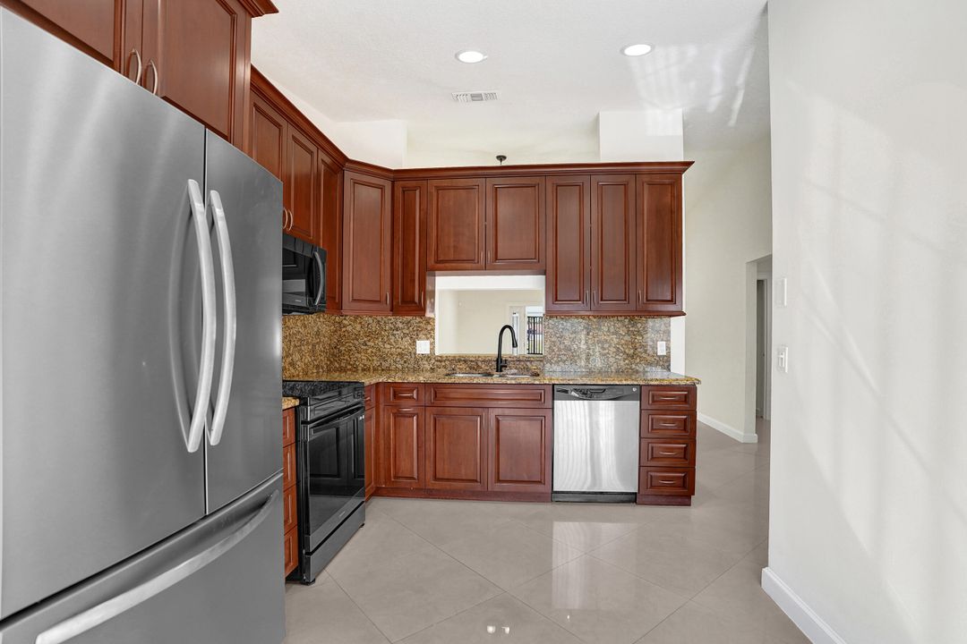 Active With Contract: $2,275 (2 beds, 2 baths, 1370 Square Feet)