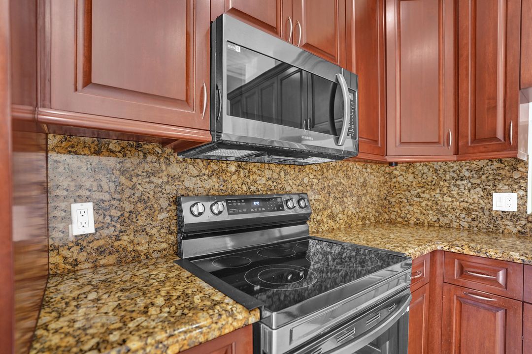 Active With Contract: $2,275 (2 beds, 2 baths, 1370 Square Feet)