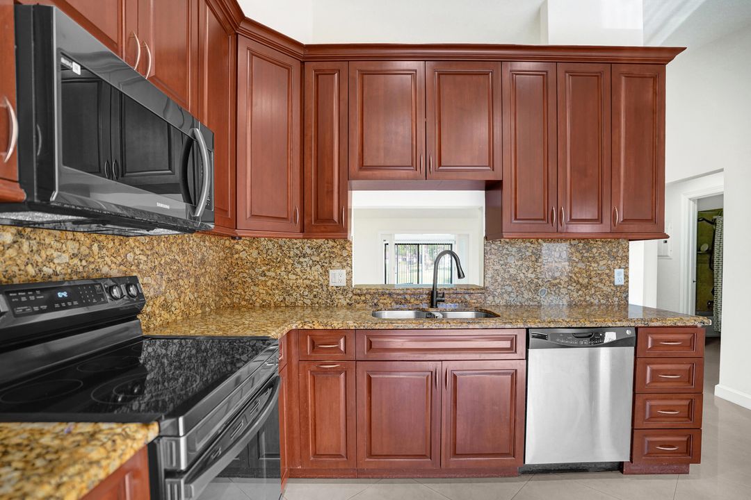 Active With Contract: $2,275 (2 beds, 2 baths, 1370 Square Feet)