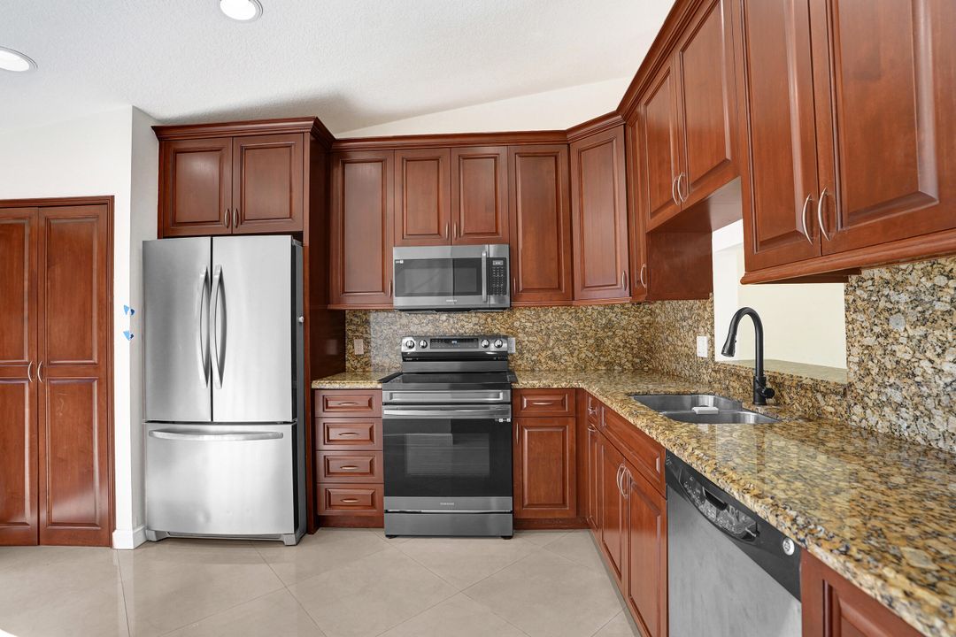 Active With Contract: $2,275 (2 beds, 2 baths, 1370 Square Feet)