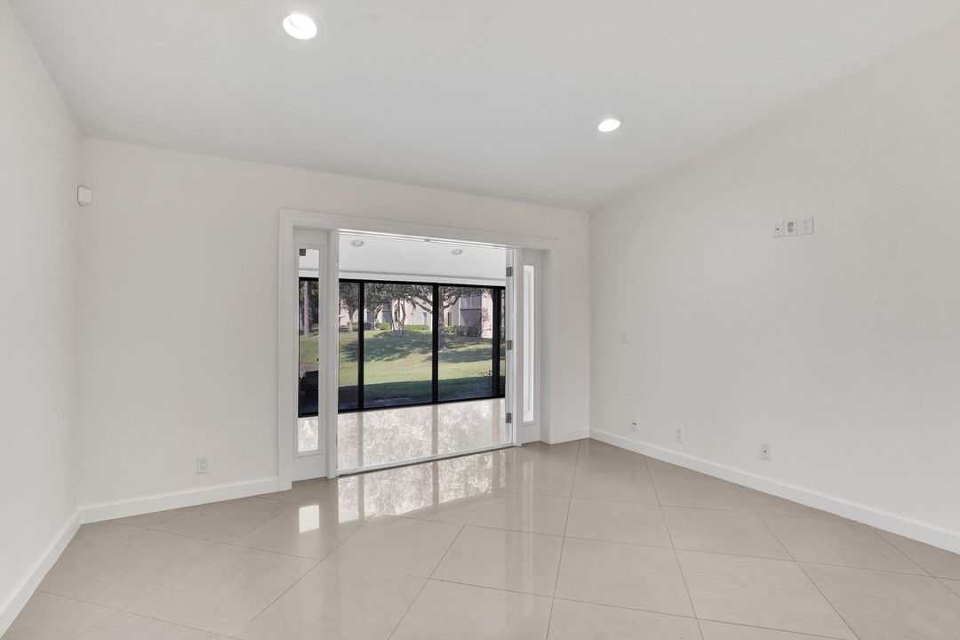 Active With Contract: $2,275 (2 beds, 2 baths, 1370 Square Feet)