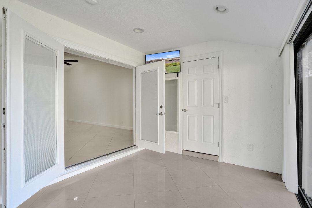 Active With Contract: $2,275 (2 beds, 2 baths, 1370 Square Feet)