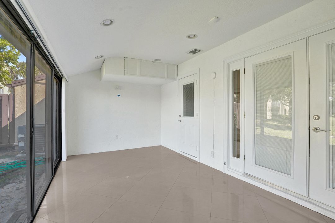 Active With Contract: $2,275 (2 beds, 2 baths, 1370 Square Feet)