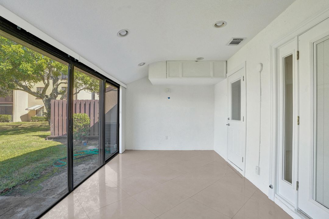 Active With Contract: $2,275 (2 beds, 2 baths, 1370 Square Feet)