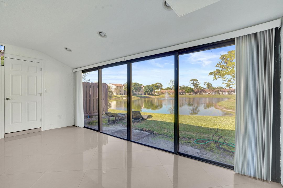 Active With Contract: $2,275 (2 beds, 2 baths, 1370 Square Feet)