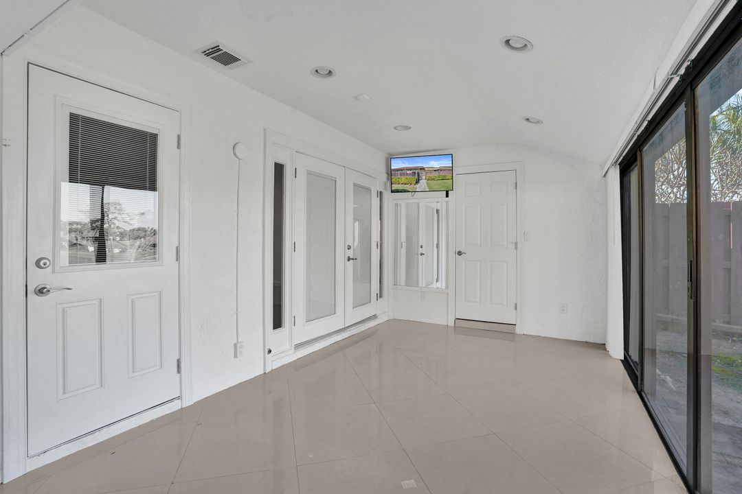 Active With Contract: $2,275 (2 beds, 2 baths, 1370 Square Feet)