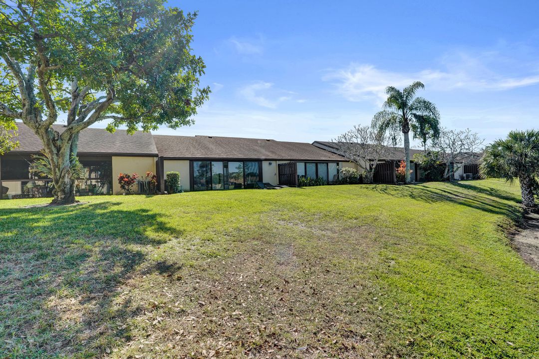 Active With Contract: $2,275 (2 beds, 2 baths, 1370 Square Feet)