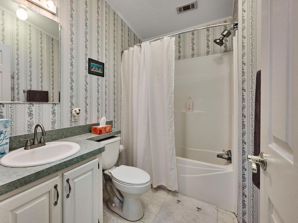 На продажу: $215,000 (2 спален, 2 ванн, 1292 Квадратных фут)