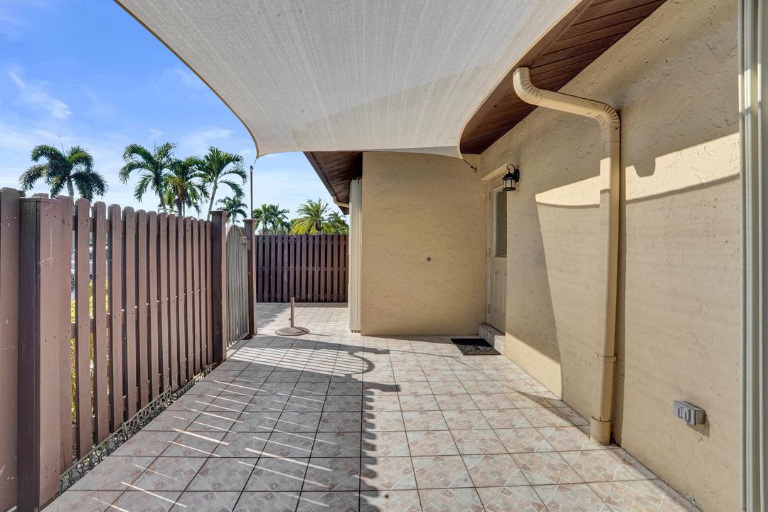 Active With Contract: $2,275 (2 beds, 2 baths, 1370 Square Feet)