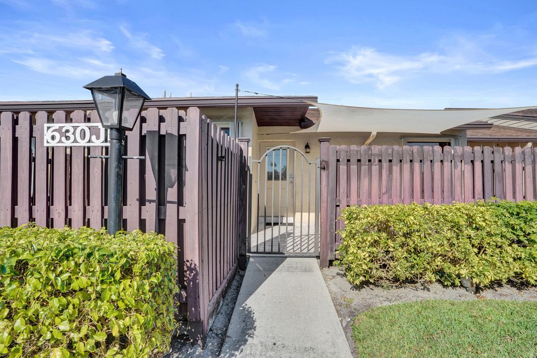 Active With Contract: $2,275 (2 beds, 2 baths, 1370 Square Feet)