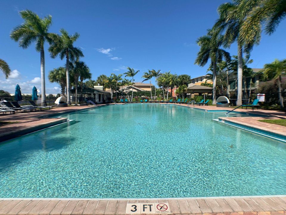 Под контрактом: $3,795 (4 спален, 3 ванн, 2285 Квадратных фут)