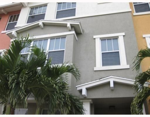 Под контрактом: $3,795 (4 спален, 3 ванн, 2285 Квадратных фут)