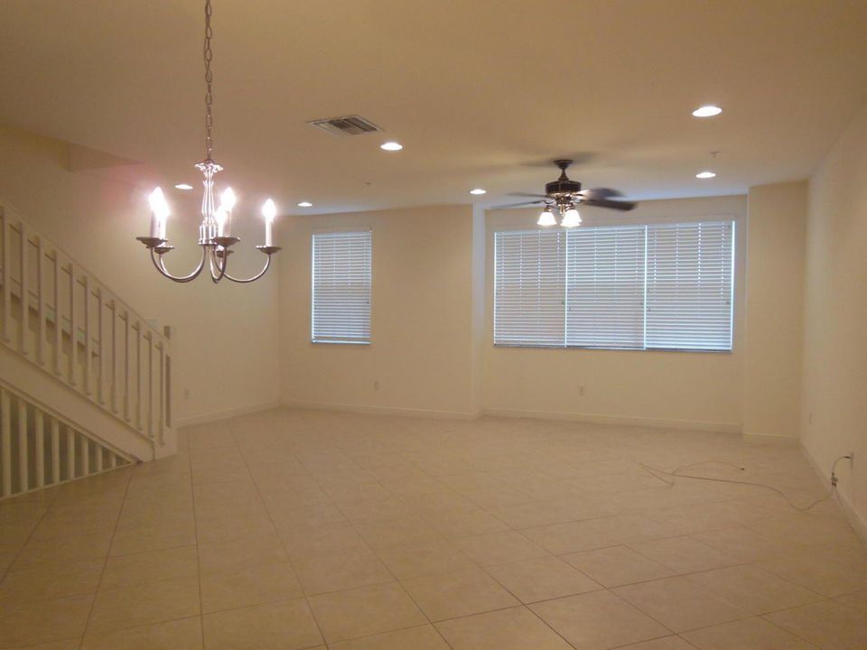 Под контрактом: $3,795 (4 спален, 3 ванн, 2285 Квадратных фут)