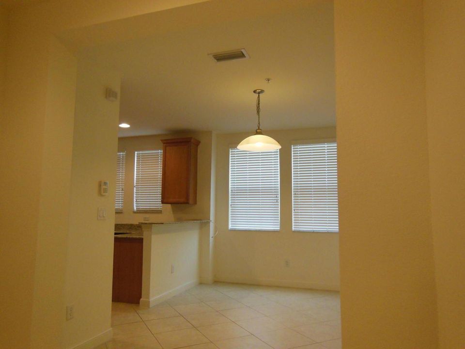 Под контрактом: $3,795 (4 спален, 3 ванн, 2285 Квадратных фут)