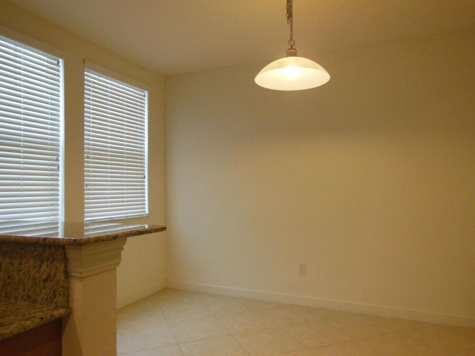 Под контрактом: $3,795 (4 спален, 3 ванн, 2285 Квадратных фут)