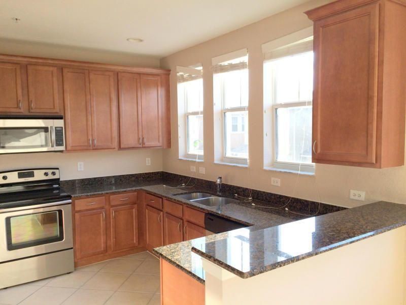 Под контрактом: $3,795 (4 спален, 3 ванн, 2285 Квадратных фут)