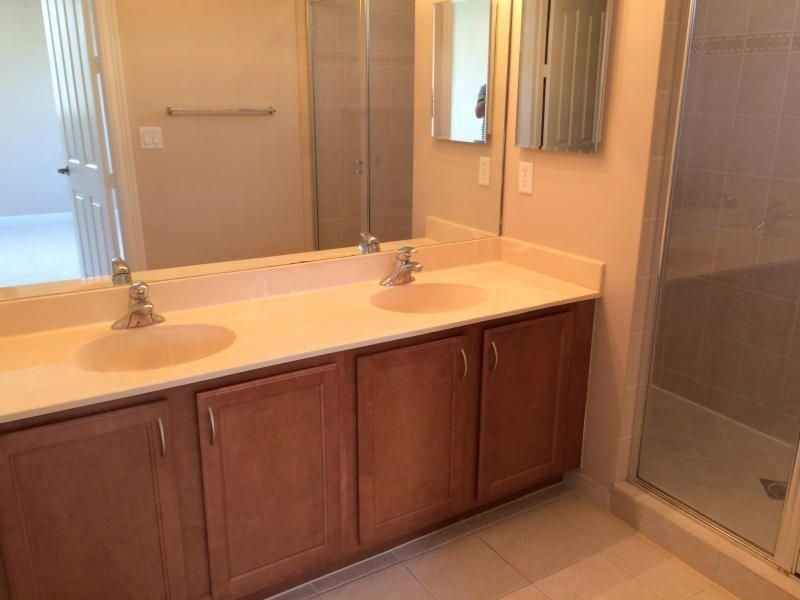 Под контрактом: $3,795 (4 спален, 3 ванн, 2285 Квадратных фут)