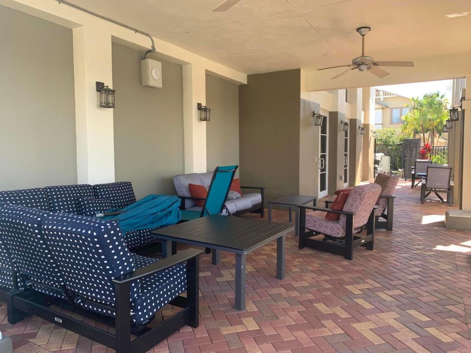 Под контрактом: $3,795 (4 спален, 3 ванн, 2285 Квадратных фут)