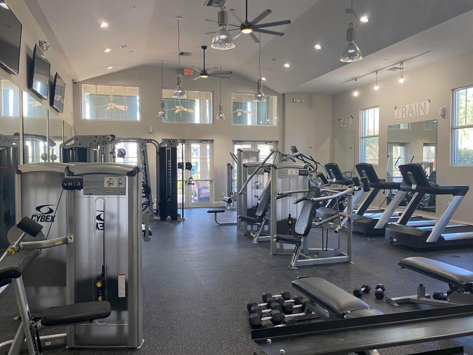 Под контрактом: $3,795 (4 спален, 3 ванн, 2285 Квадратных фут)