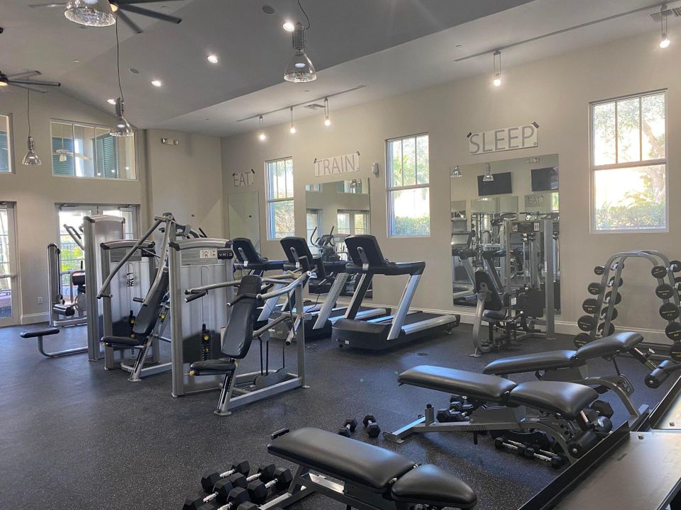 Под контрактом: $3,795 (4 спален, 3 ванн, 2285 Квадратных фут)