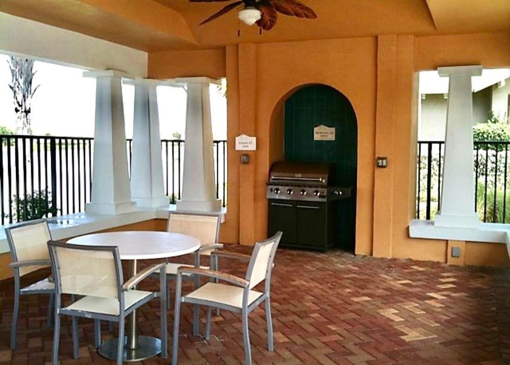 Под контрактом: $3,795 (4 спален, 3 ванн, 2285 Квадратных фут)