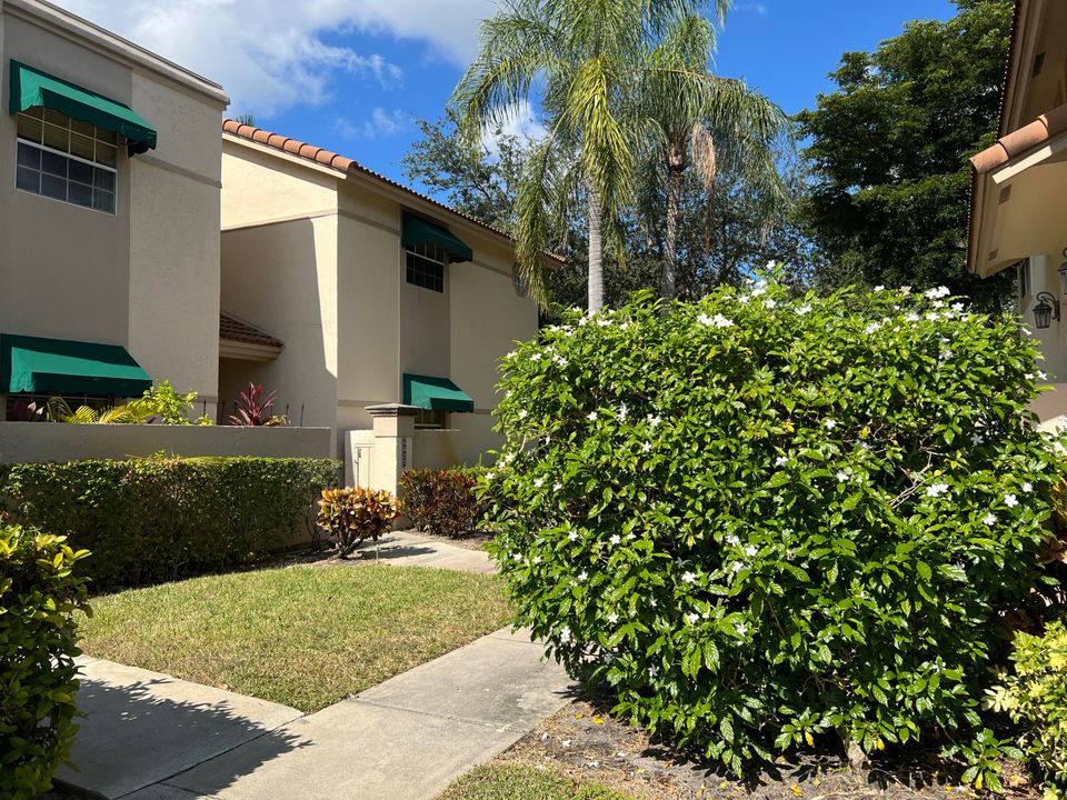 For Sale: $320,000 (2 beds, 2 baths, 1157 Square Feet)