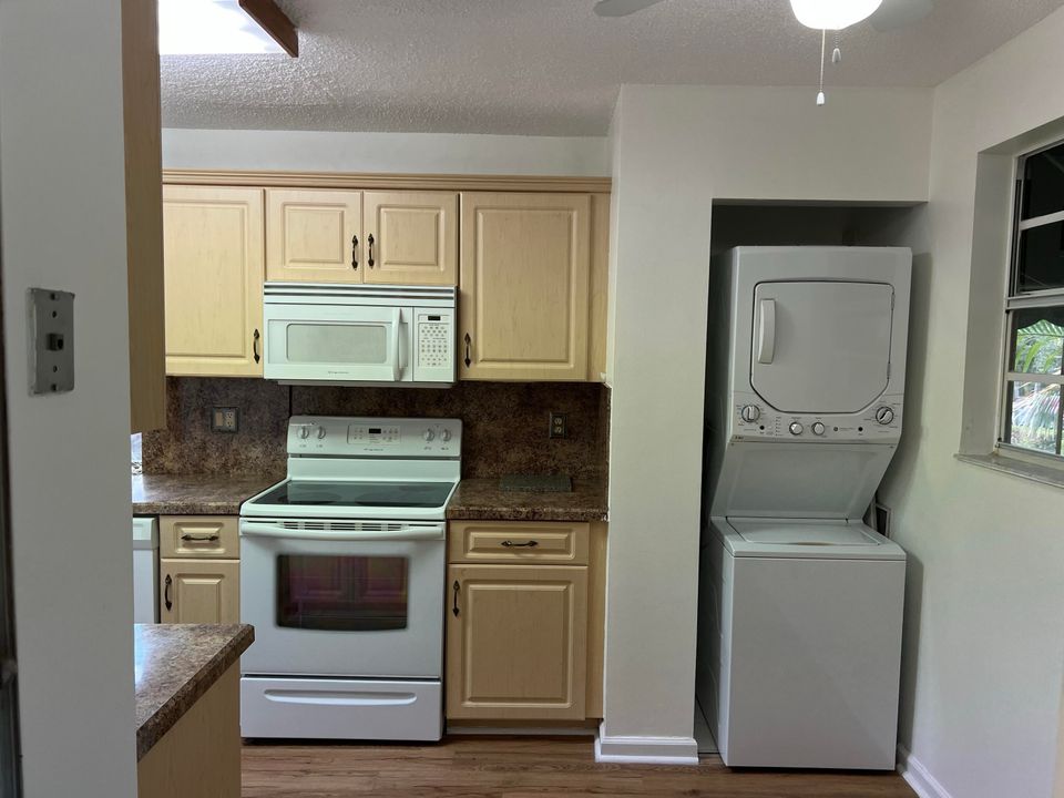 For Sale: $320,000 (2 beds, 2 baths, 1157 Square Feet)