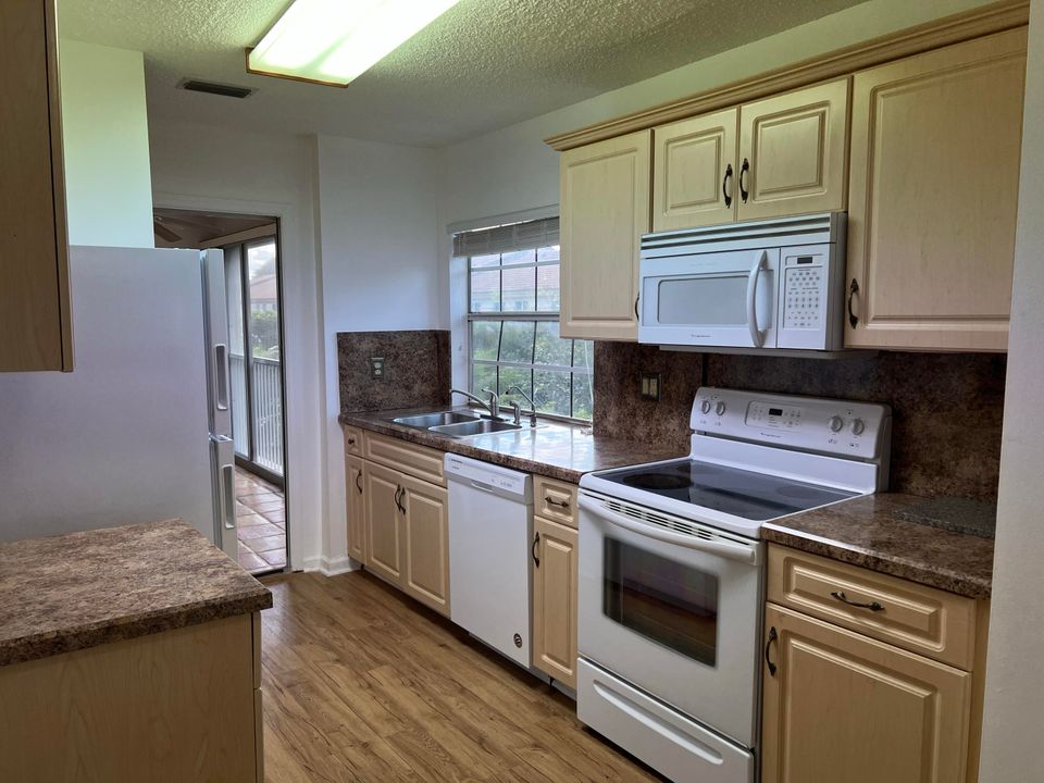 For Sale: $320,000 (2 beds, 2 baths, 1157 Square Feet)