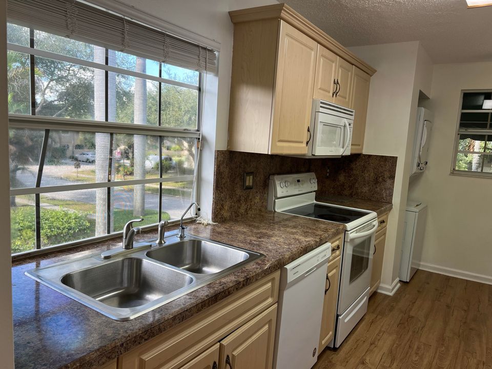 For Sale: $320,000 (2 beds, 2 baths, 1157 Square Feet)