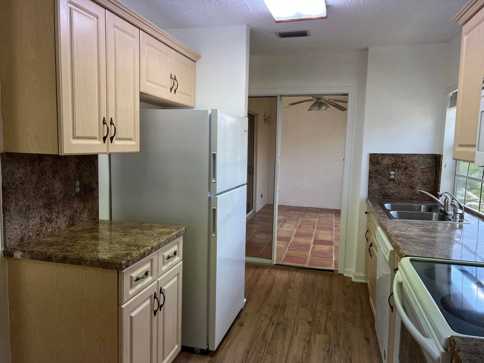 For Sale: $320,000 (2 beds, 2 baths, 1157 Square Feet)
