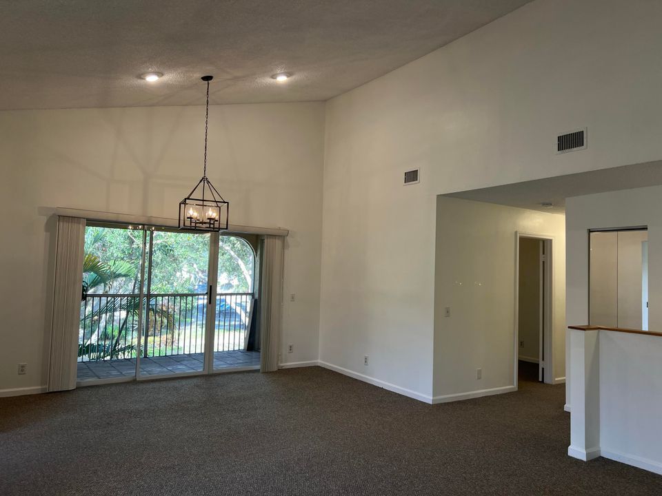 For Sale: $320,000 (2 beds, 2 baths, 1157 Square Feet)