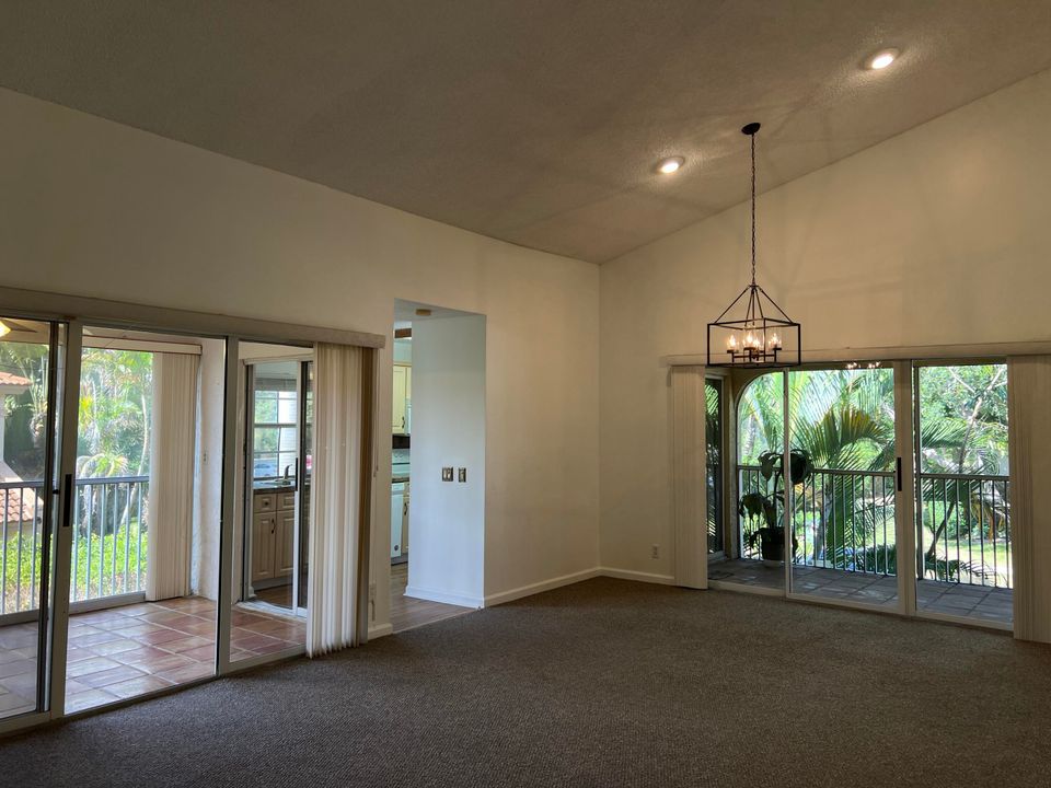 For Sale: $320,000 (2 beds, 2 baths, 1157 Square Feet)