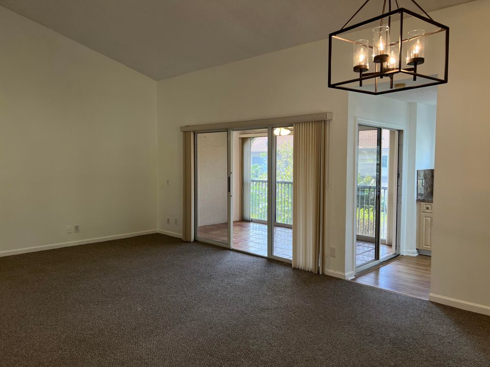 For Sale: $320,000 (2 beds, 2 baths, 1157 Square Feet)