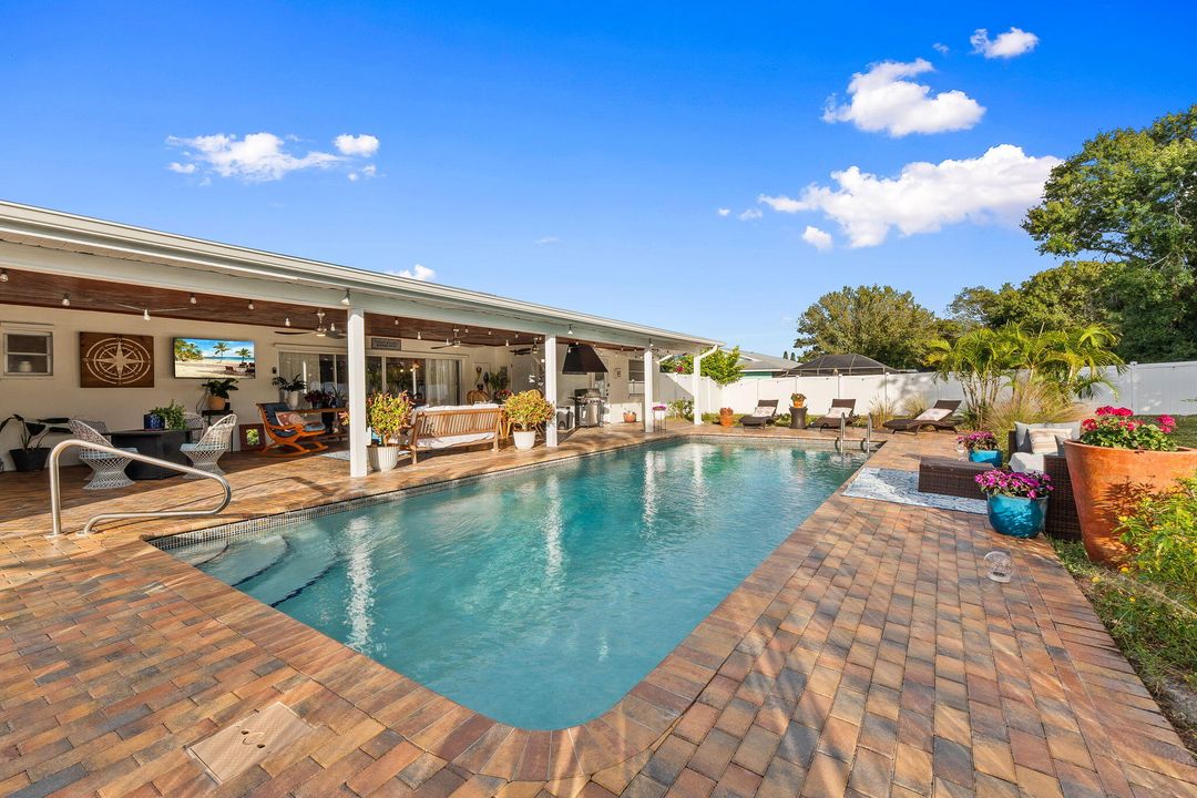 For Sale: $789,900 (4 beds, 3 baths, 2512 Square Feet)