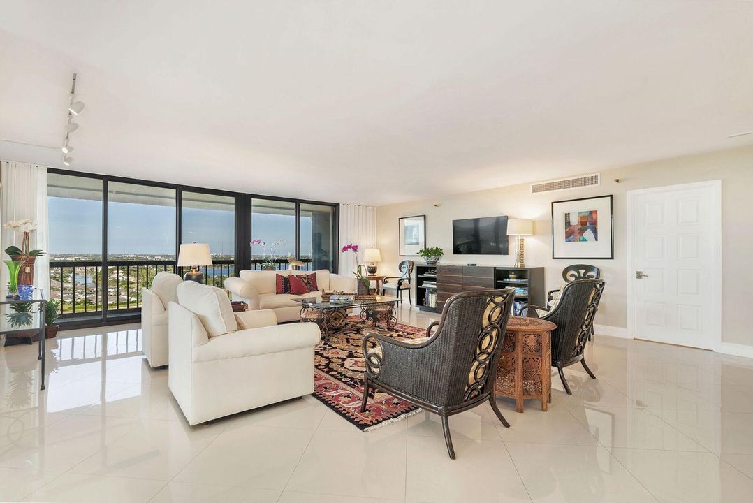 En Venta: $695,000 (3 camas, 3 baños, 2250 Pies cuadrados)