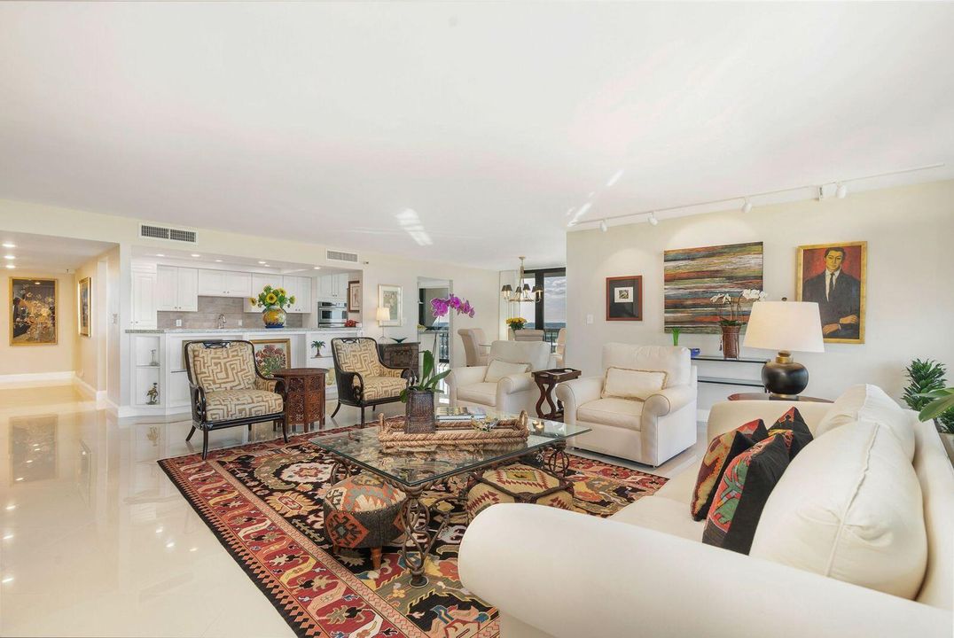 En Venta: $695,000 (3 camas, 3 baños, 2250 Pies cuadrados)