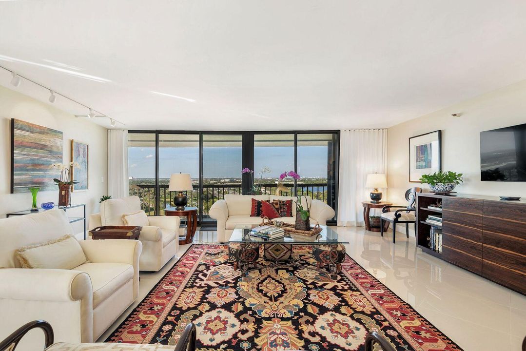 En Venta: $695,000 (3 camas, 3 baños, 2250 Pies cuadrados)