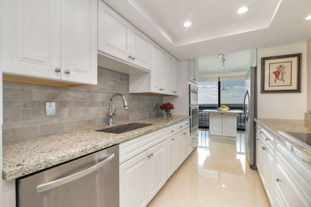 En Venta: $695,000 (3 camas, 3 baños, 2250 Pies cuadrados)