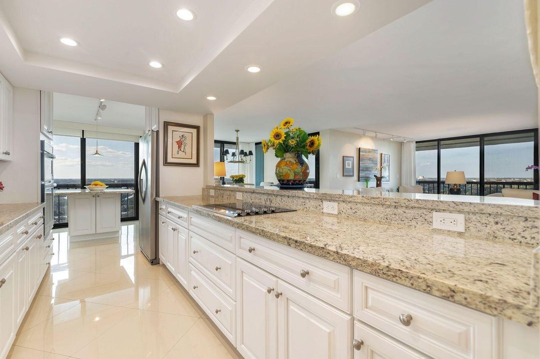 En Venta: $695,000 (3 camas, 3 baños, 2250 Pies cuadrados)