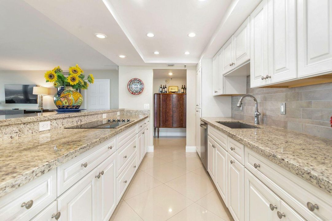 En Venta: $695,000 (3 camas, 3 baños, 2250 Pies cuadrados)