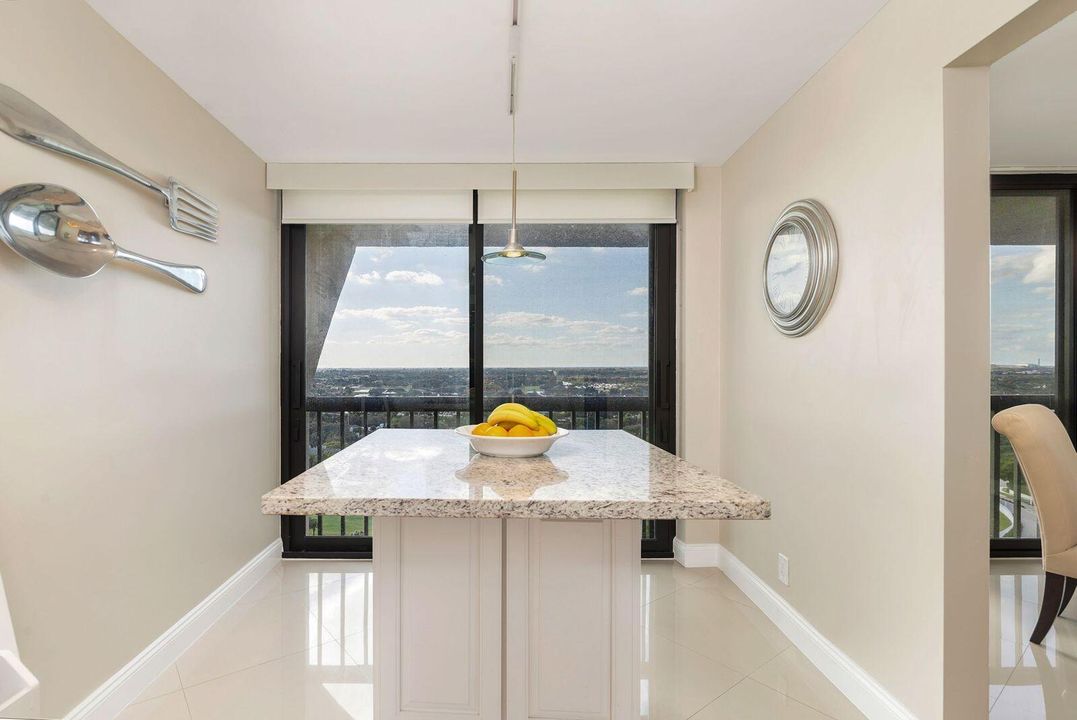 En Venta: $695,000 (3 camas, 3 baños, 2250 Pies cuadrados)