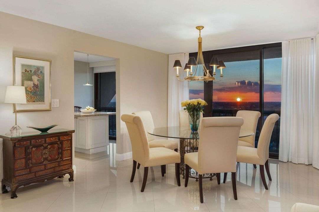 En Venta: $695,000 (3 camas, 3 baños, 2250 Pies cuadrados)