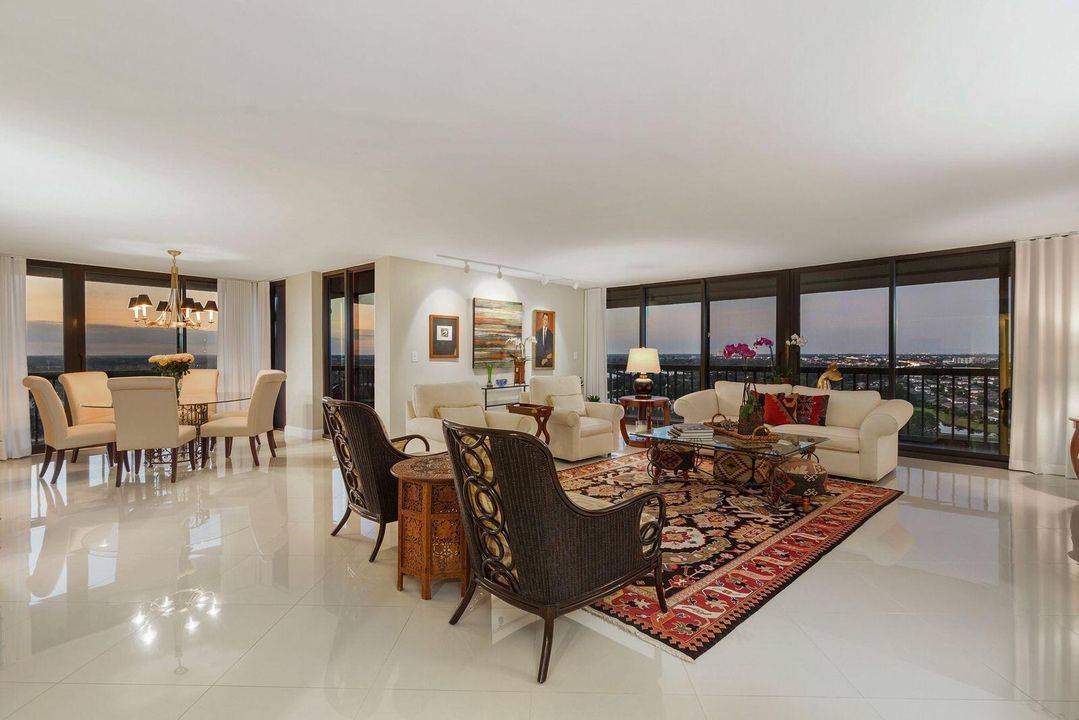 En Venta: $695,000 (3 camas, 3 baños, 2250 Pies cuadrados)