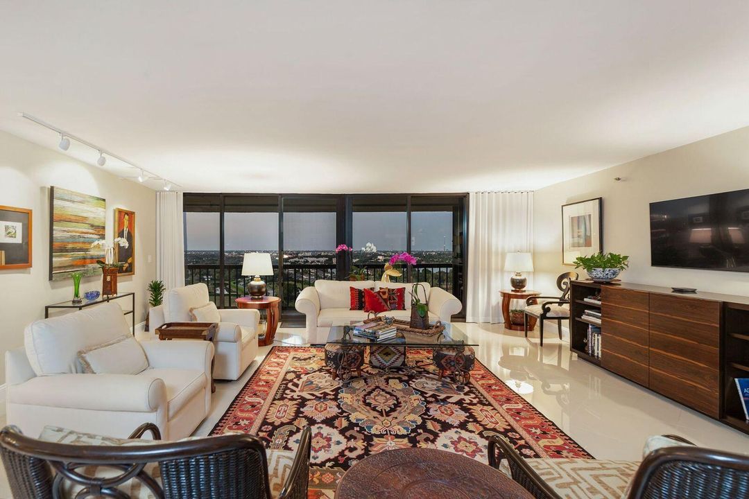 En Venta: $695,000 (3 camas, 3 baños, 2250 Pies cuadrados)