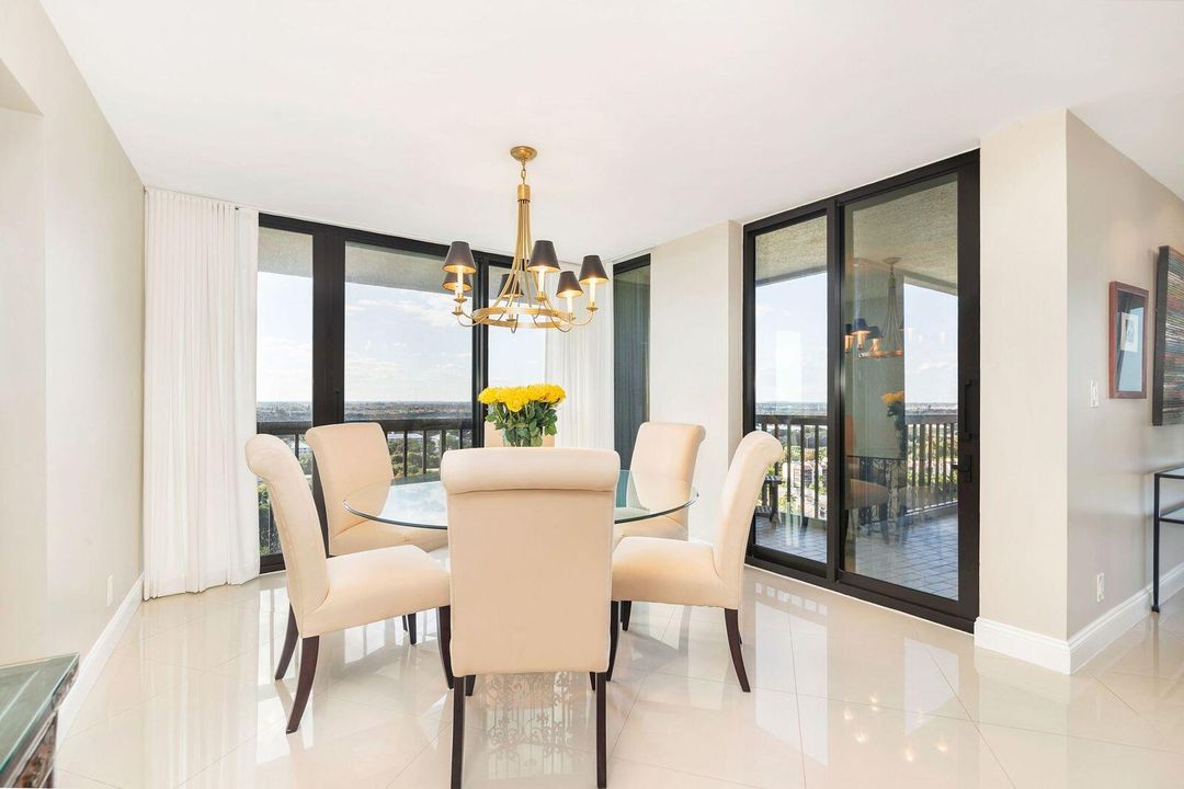 En Venta: $695,000 (3 camas, 3 baños, 2250 Pies cuadrados)