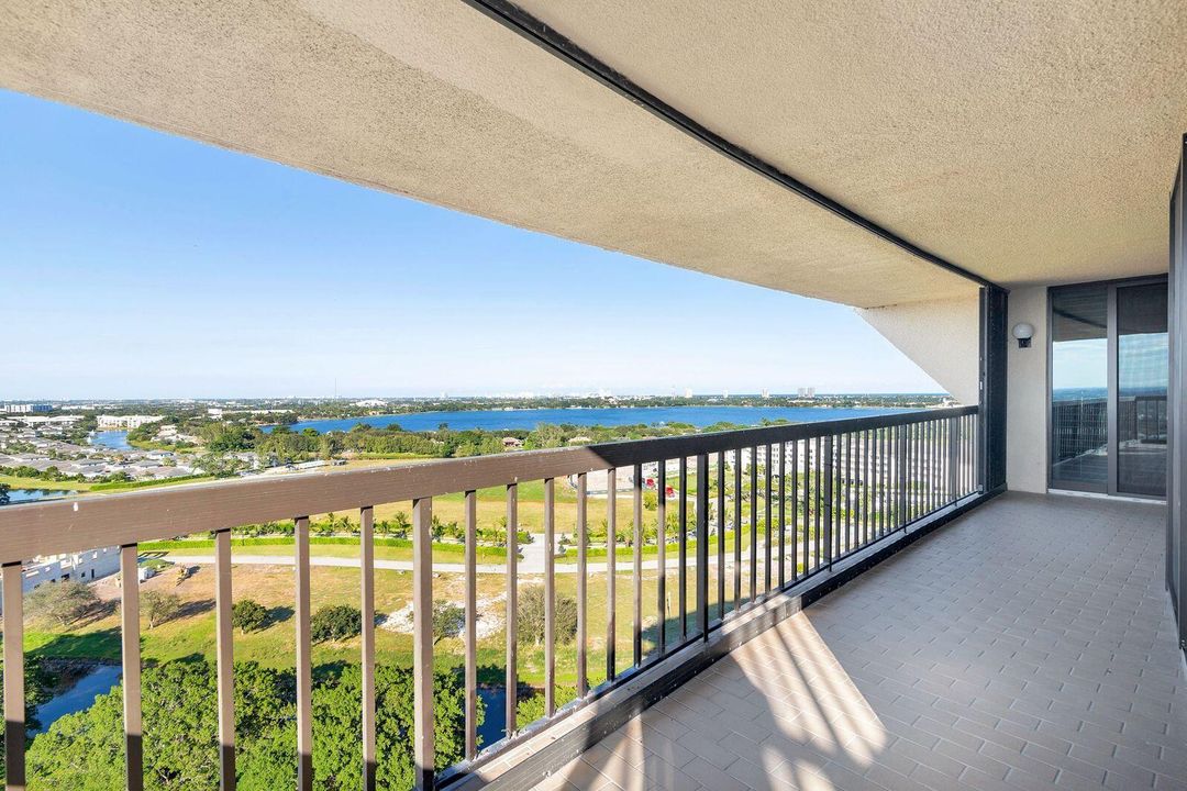 En Venta: $695,000 (3 camas, 3 baños, 2250 Pies cuadrados)